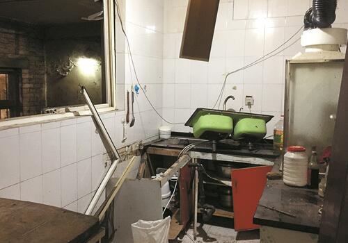 心驚！劣質(zhì)凈水器成”炸彈”洛陽(yáng)一住戶廚房被